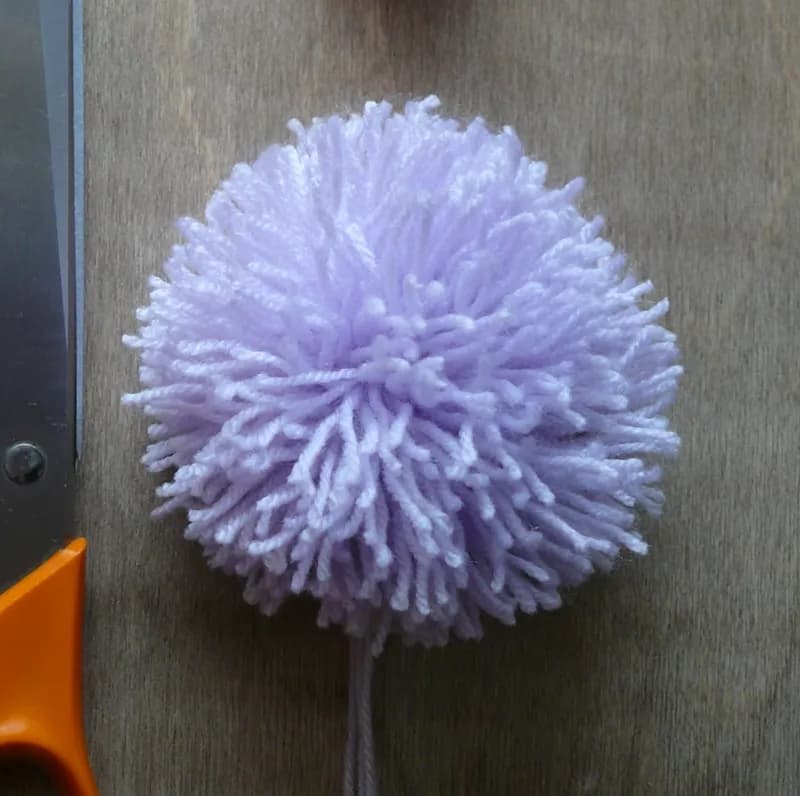 Jak łatwo rozłożyć pompon dekoracyjny? Proste kroki i wskazówki dla każdego