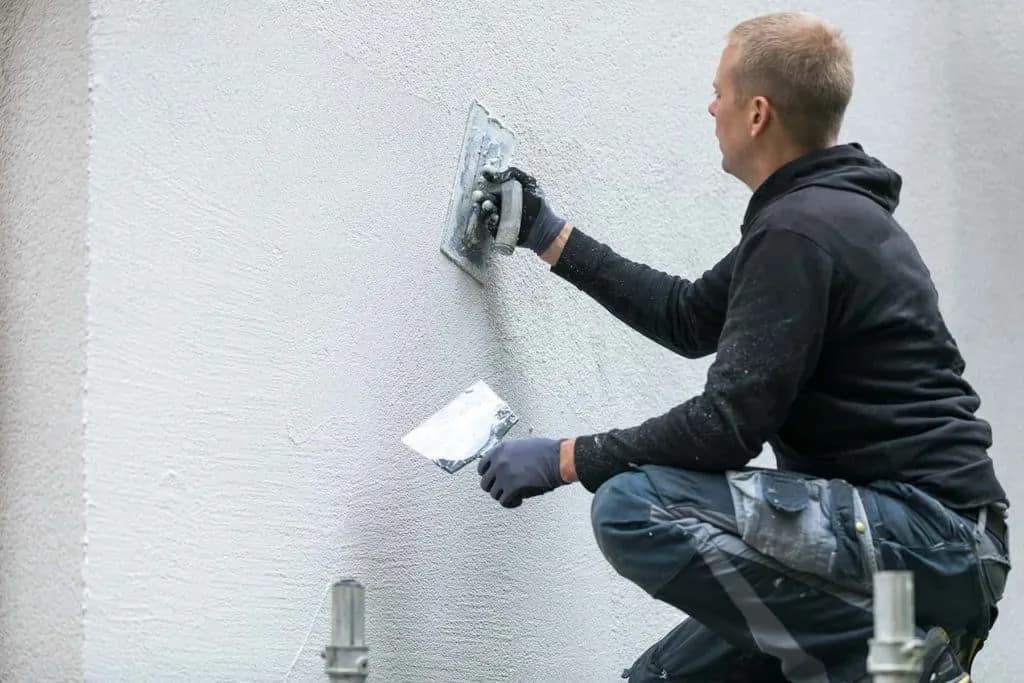 Jak położyć tynk dekoracyjny w przedpokoju bez zbędnych błędów