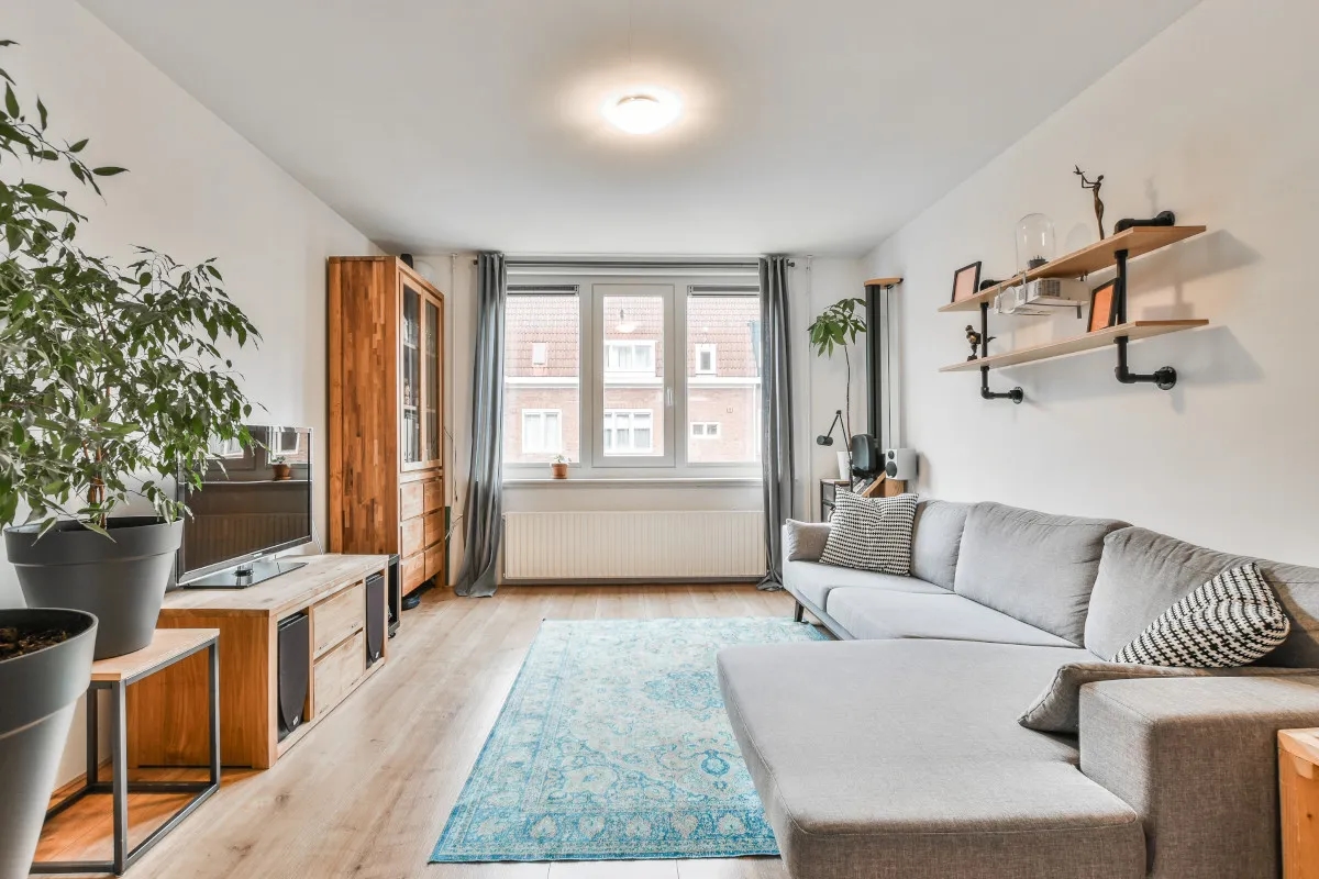 Czy szara kanapa pasuje do brązowych mebli? Odkryj idealne połączenia