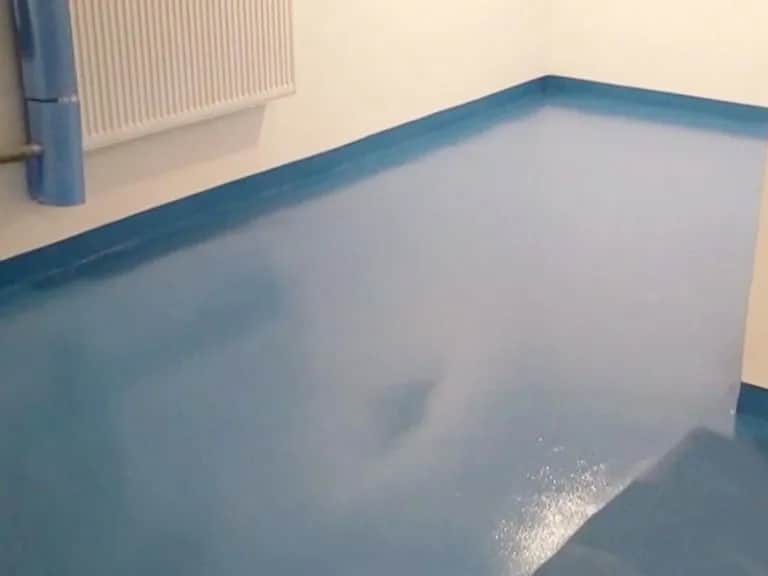 Czym wyłożyć podłogę w garażu, aby uniknąć kosztownych błędów?