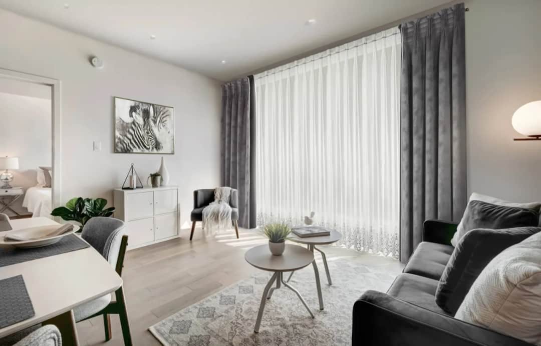 Jakie zasłony do szarej kanapy wybrać, aby ożywić wnętrze?