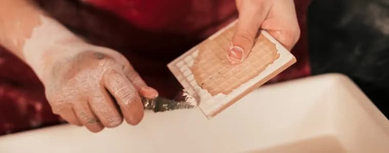 Jak skutecznie usunąć klej z kamienia dekoracyjnego bez uszkodzeń – sprawdzone metody