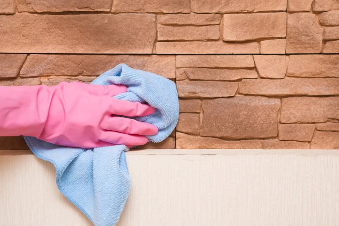 Jak skutecznie wyczyścić kamień dekoracyjny na ścianie bez uszkodzeń