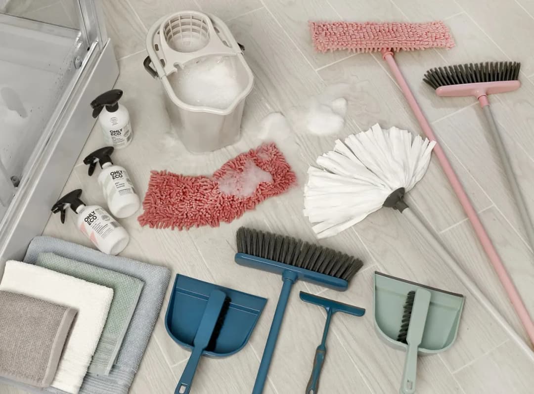 Jak skutecznie myć podłogę z płytek bez smug i uszkodzeń – sprawdzone metody