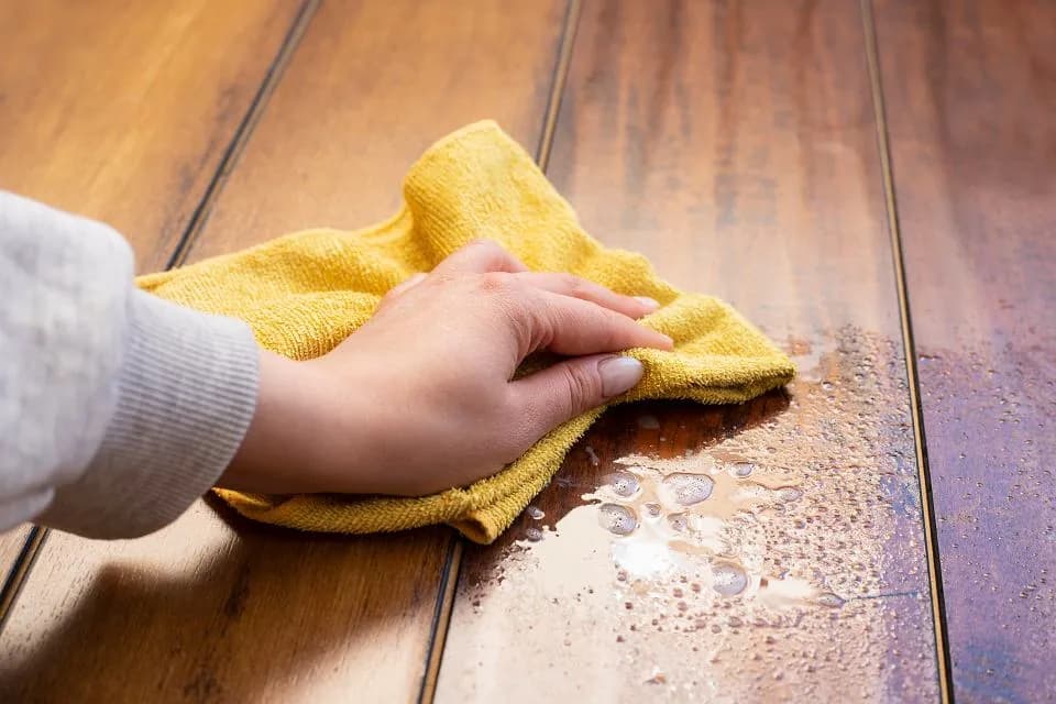 Jak skutecznie myć podłogę bez smug – sprawdzone metody i porady