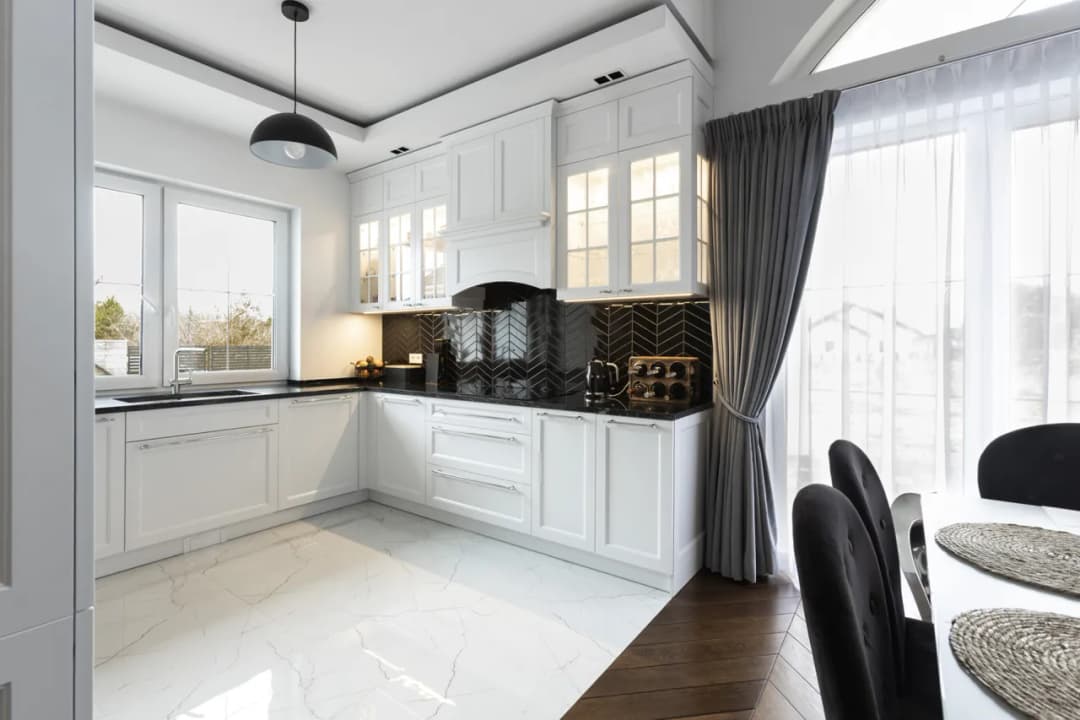 Jak skutecznie czyścić białe meble matowe, by ich nie uszkodzić