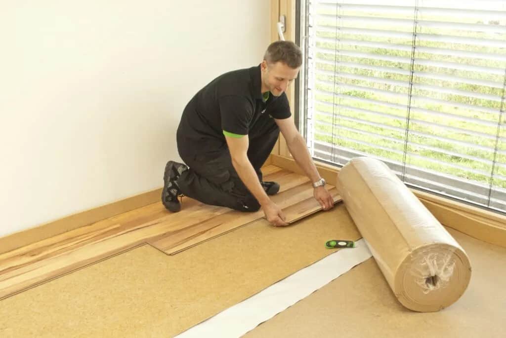 Jak skutecznie wygłuszyć podłogę i pozbyć się hałasu w mieszkaniu lub domu