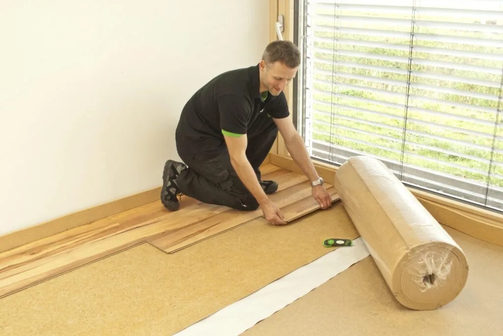 Jak skutecznie wygłuszyć podłogę i pozbyć się hałasu w mieszkaniu lub domu