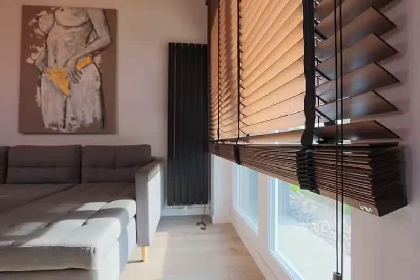 Jak skutecznie zasłonić duże okna w salonie – najlepsze metody i porady